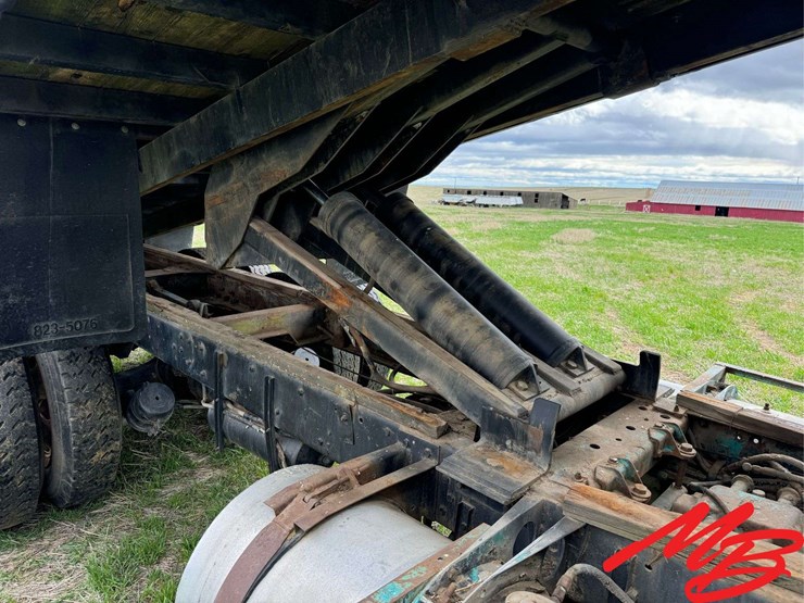 peterbilt-362-image-8