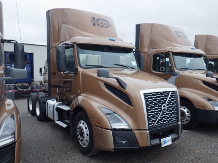 2022-volvo-vnl300-image-4