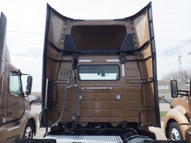 2023-volvo-vnl300-image-11