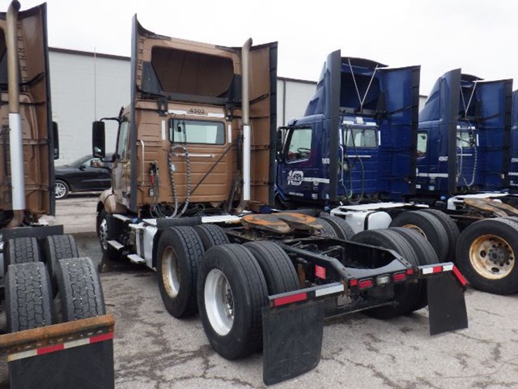 2019-volvo-vnl300-image-11