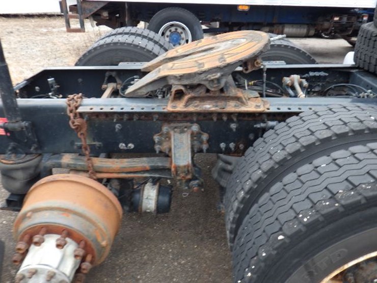 2018-volvo-vnl300-image-4