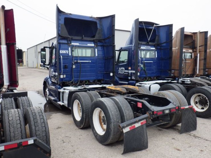 2020-volvo-vnl300-image-12