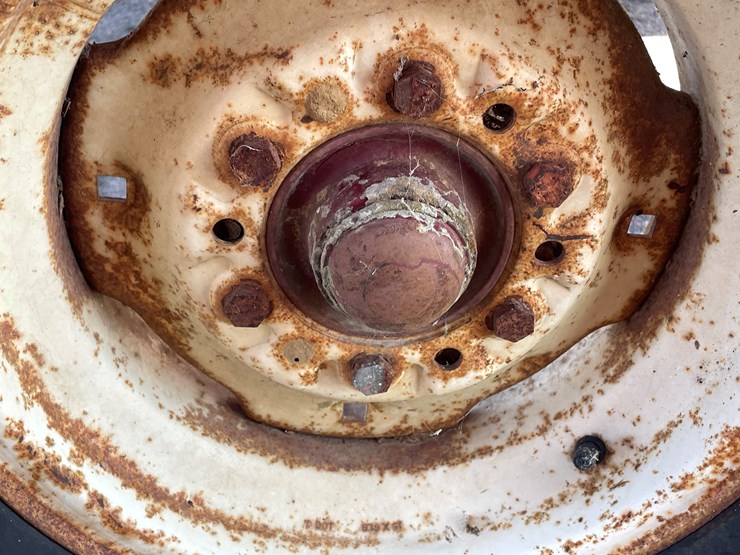 #1092-•-e-z-flow-gravity-box-on-running-gear-image-11