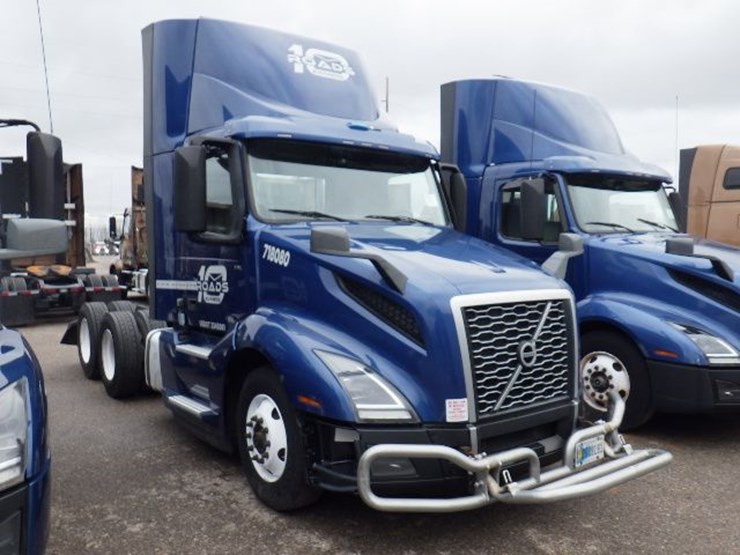 2018-volvo-vnl300-image-3