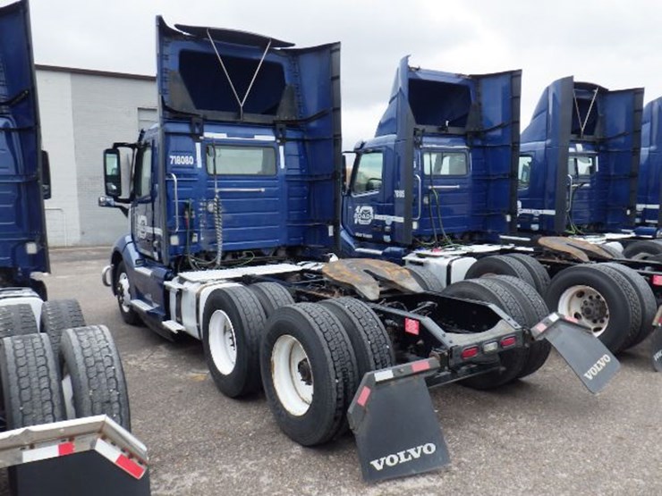 2018-volvo-vnl300-image-12