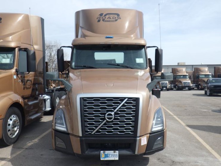 2023-volvo-vnl300-image-2