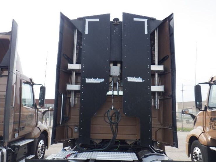 2022-volvo-vnl300-image-15