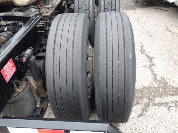 2019-volvo-vnl300-image-7