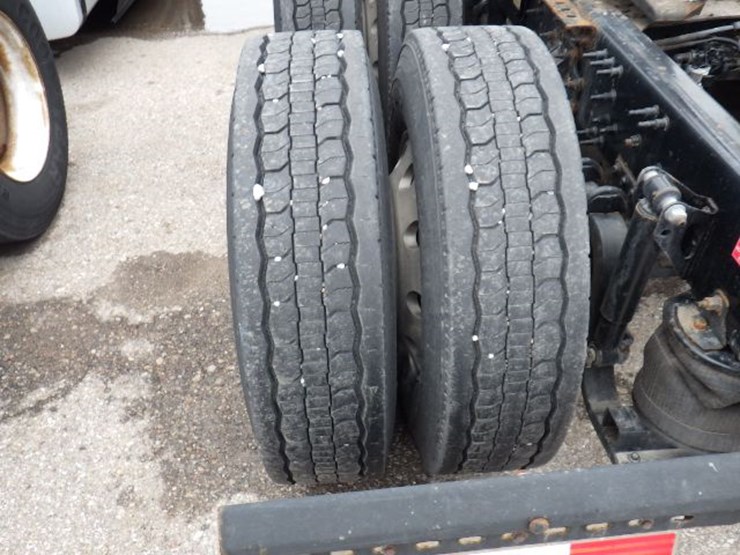 2019-volvo-vnl300-image-15