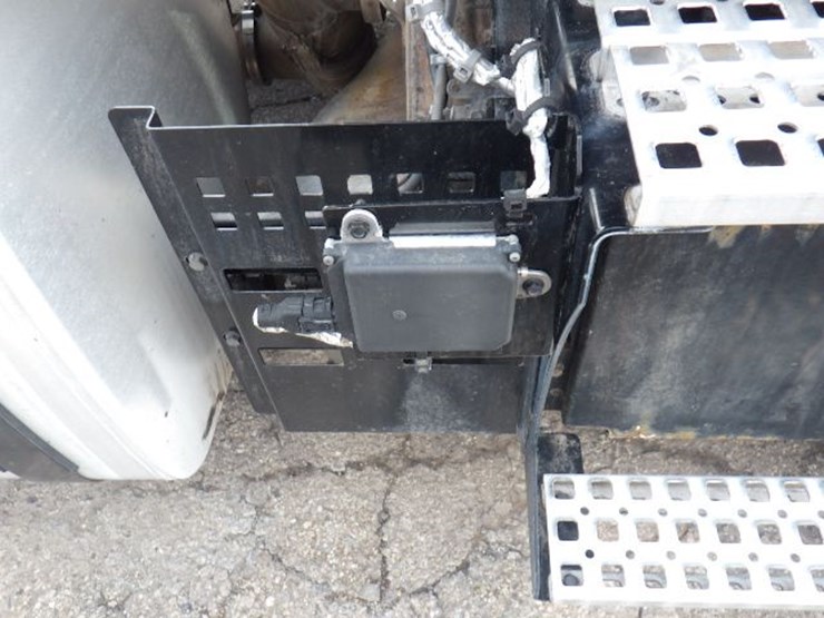 2022-volvo-vnl300-image-6