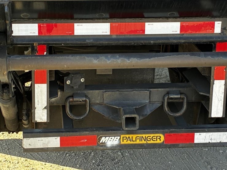 2013-isuzu-npr-image-7