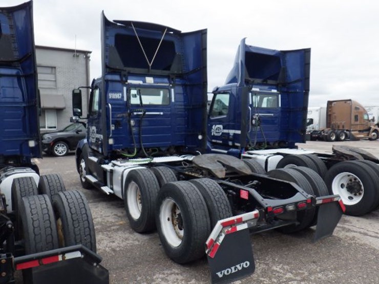 2018-volvo-vnl300-image-13