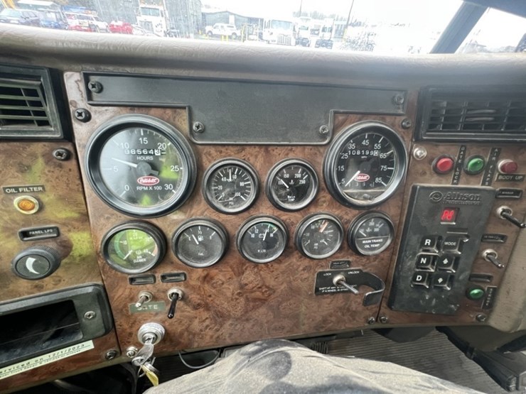 2004-peterbilt-330-image-22