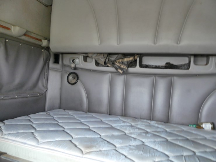 peterbilt-587-image-10