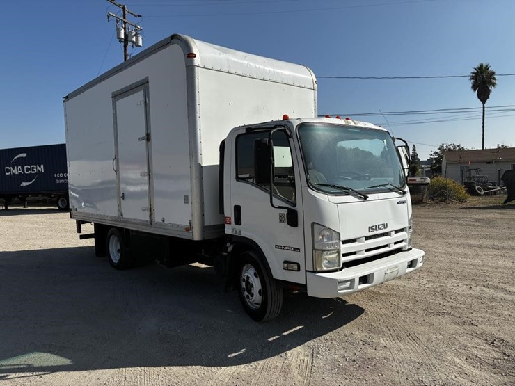 2013-isuzu-npr-image-2