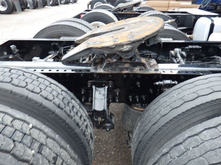 2018-volvo-vnl300-image-5