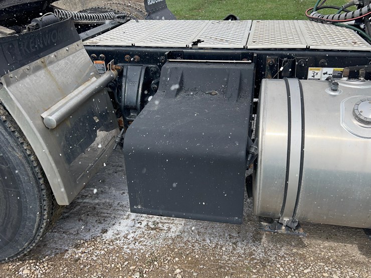 2017-kenworth-t680-image-24