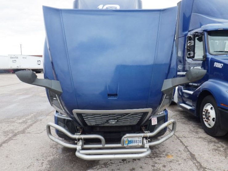 2018-volvo-vnl300-image-25