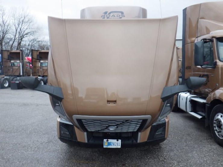 2022-volvo-vnl300-image-23