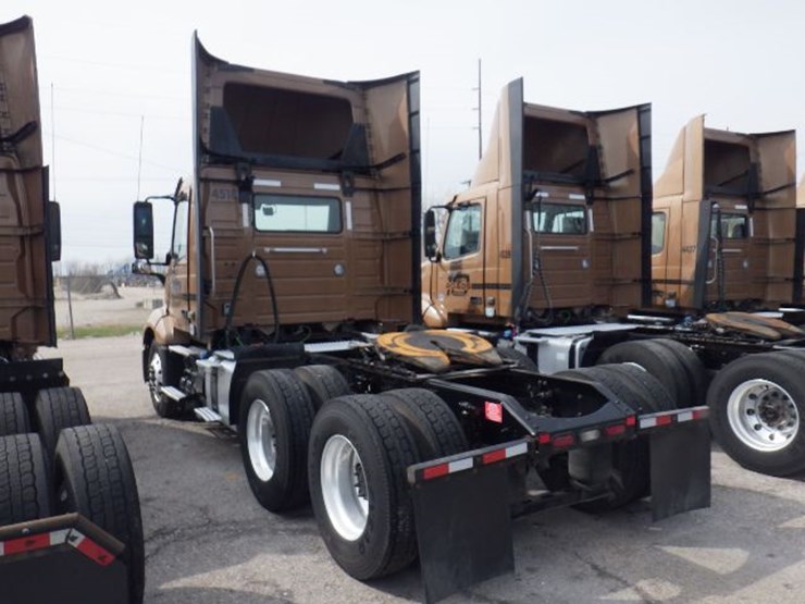 2022-volvo-vnl300-image-16