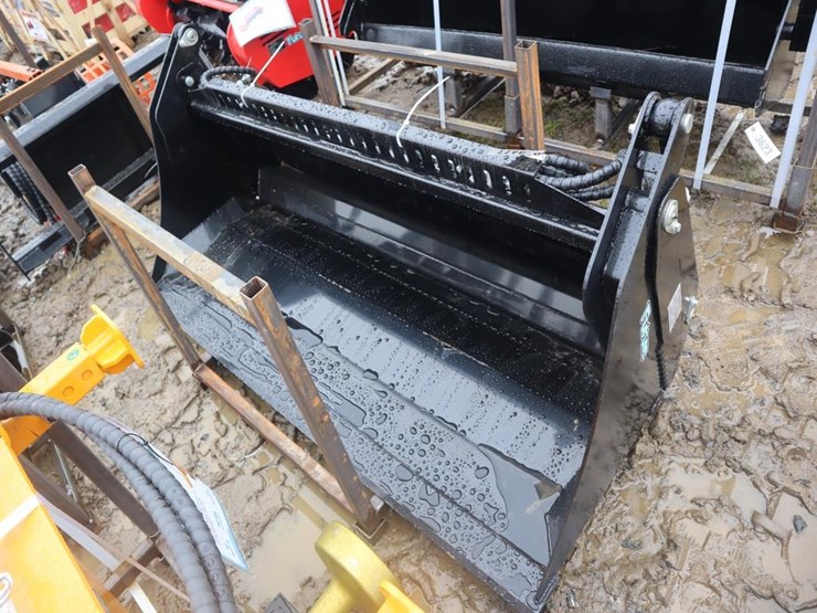 future-skid-steer-4-in-1-bucket-image-2