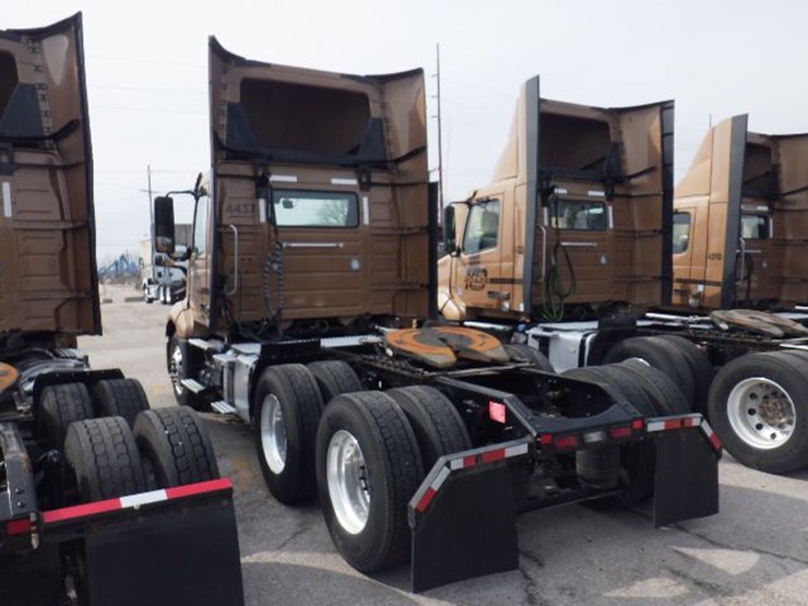 2022-volvo-vnl300-image-14