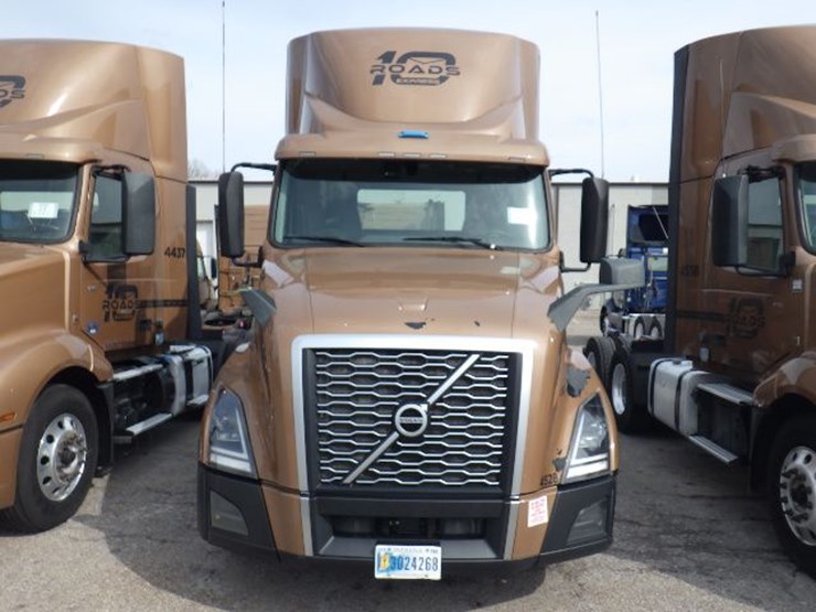 2022-volvo-vnl300-image-4