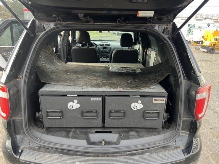 2016-ford-explorer-image-17