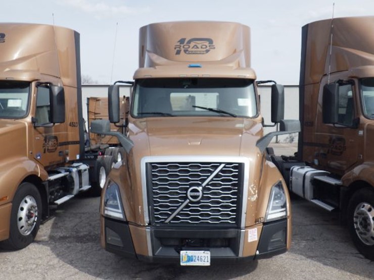 2022-volvo-vnl300-image-3