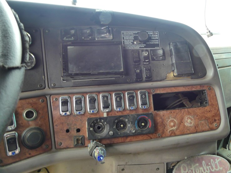 peterbilt-587-image-14