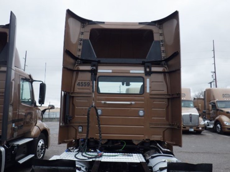 2022-volvo-vnl300-image-12