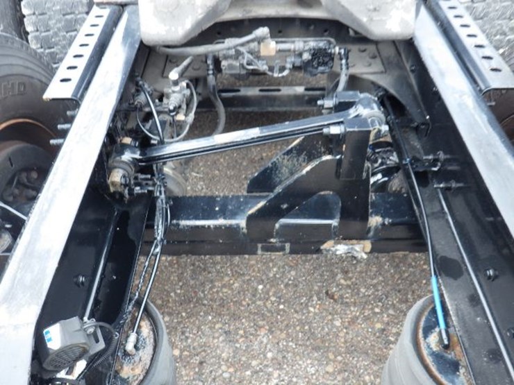 2018-volvo-vnl300-image-12