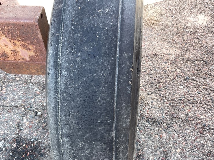 #1092-•-e-z-flow-gravity-box-on-running-gear-image-8