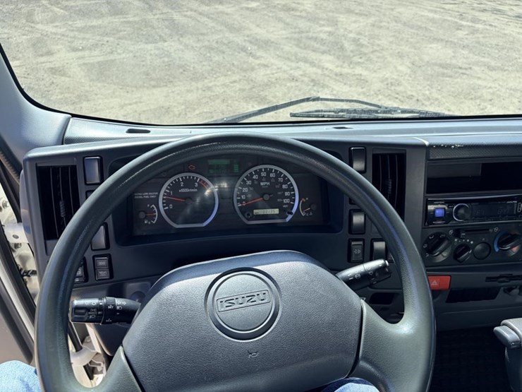 2015-isuzu-nrr-image-19