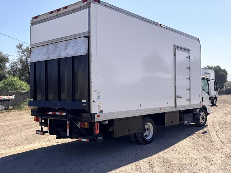 2015-isuzu-nrr-image-3