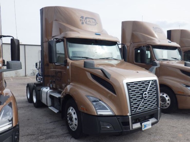 2022-volvo-vnl300-image-4