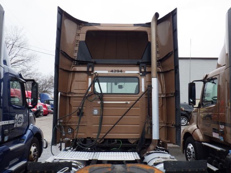 2019-volvo-vnl300-image-13