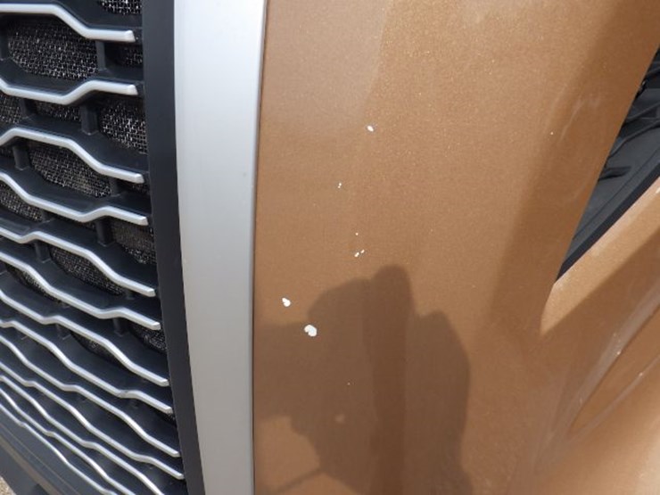 2022-volvo-vnl300-image-3