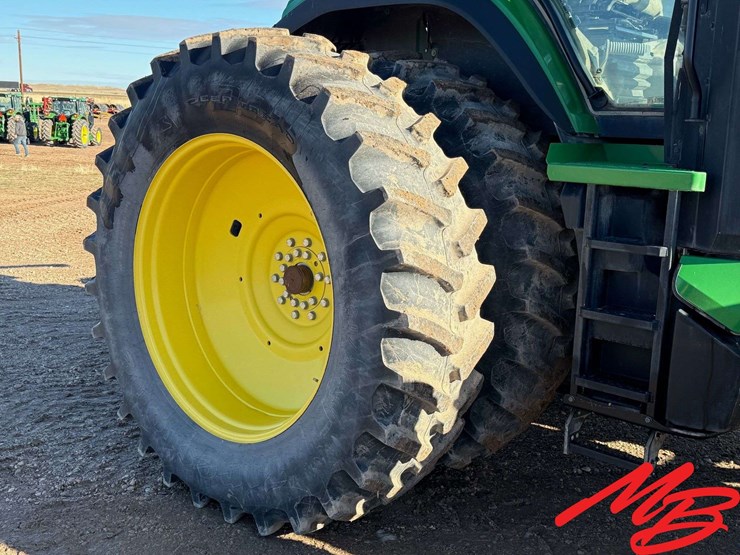 2021-john-deere-8r-370-image-12