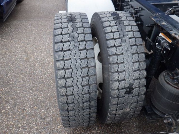 2019-volvo-vnl300-image-15