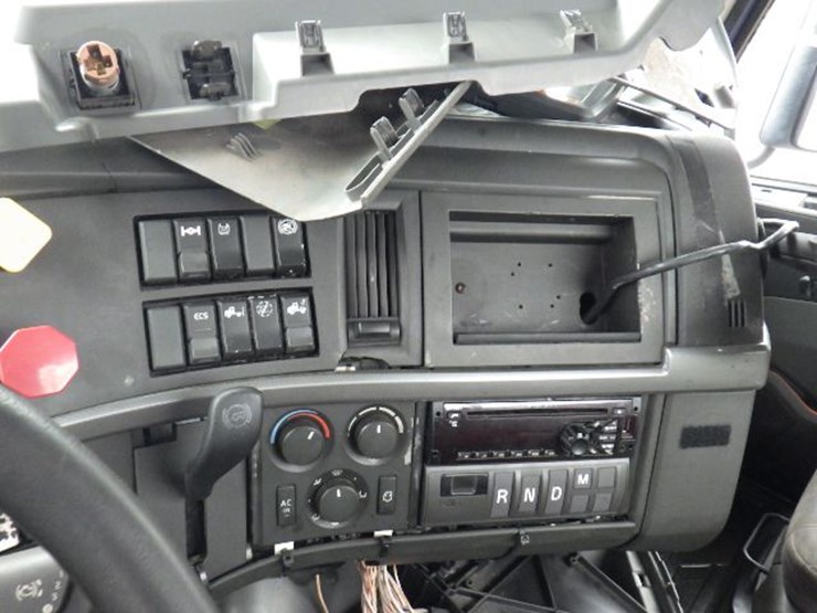 2018-volvo-vnl300-image-17