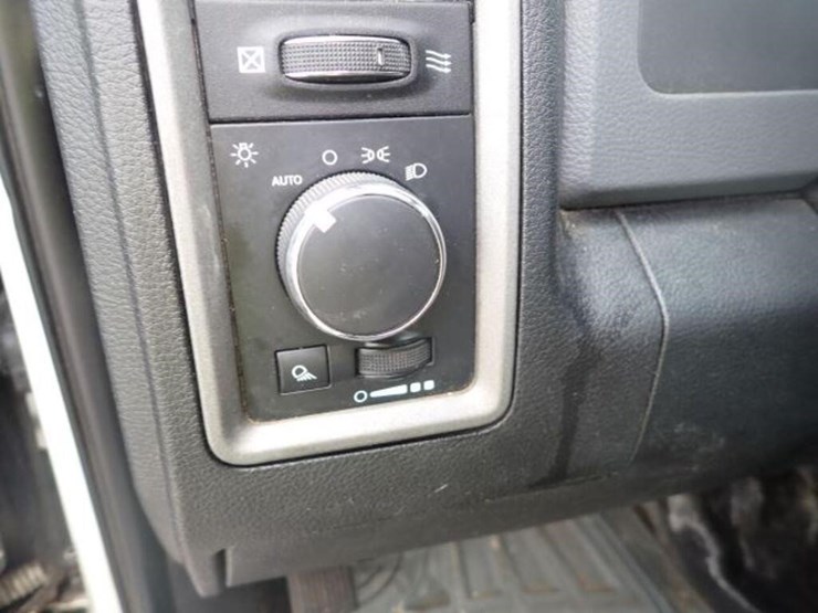 2015-dodge-1500-image-17