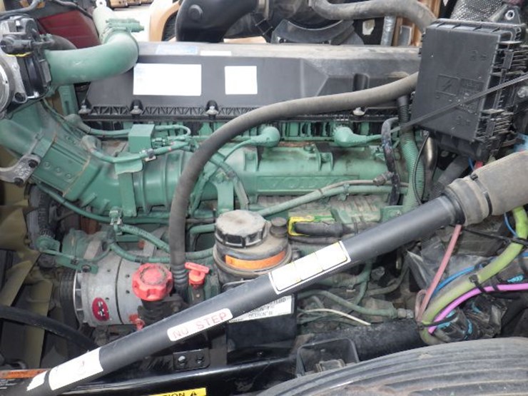 2022-volvo-vnl300-image-24