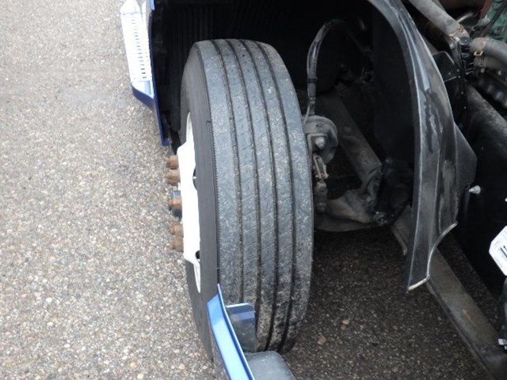 2019-volvo-vnl300-image-24