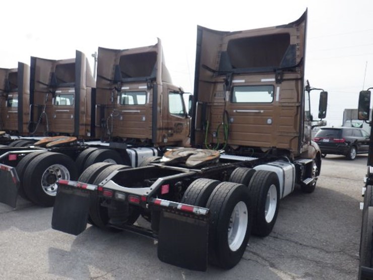 2022-volvo-vnl300-image-13