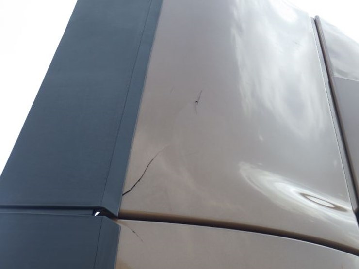 2022-volvo-vnl300-image-8