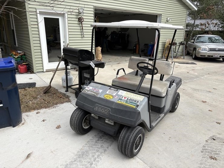 ez-go-gas-golf-cart-image-3