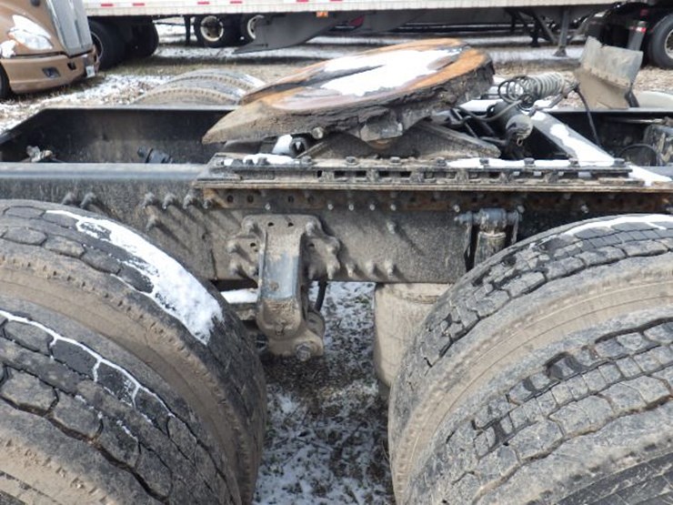 2022-volvo-vnl300-image-8