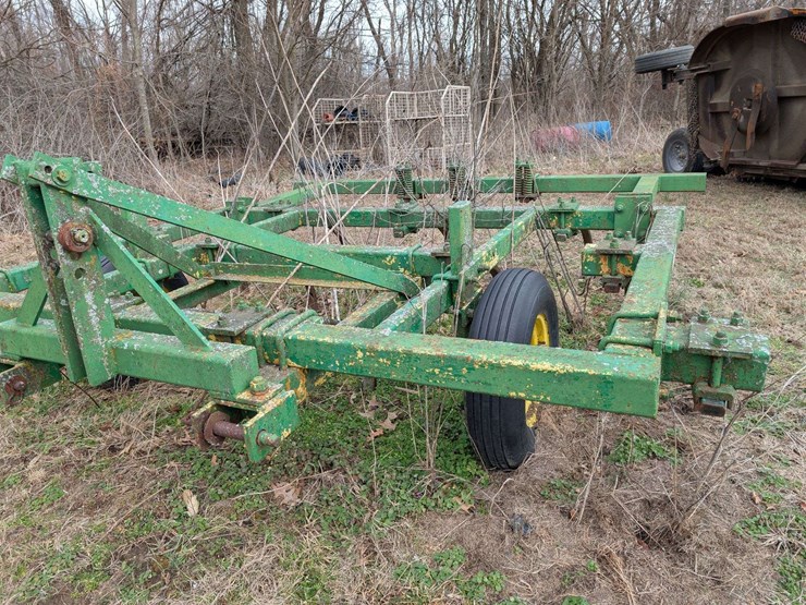 1975-p&m-11-foot-chisel-plow-image-1