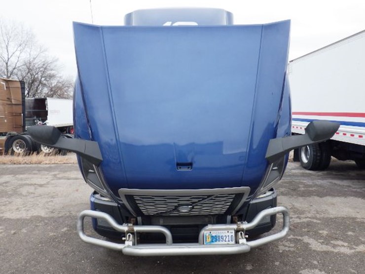 2018-volvo-vnl300-image-21